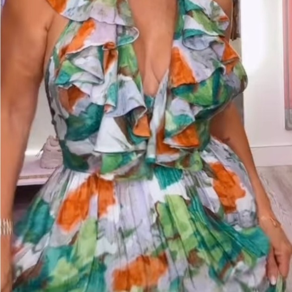Beautiful Halter dress Size Medium New - Picture 1 of 10